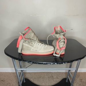 Air Force 1’s Khaki rush coral